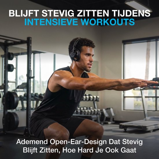 Man met zwarte open-ear koptelefoon doet een squat in de gym.