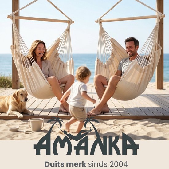 Koppels en hond ontspannen in crèmekleurige hangstoelen op het strand.