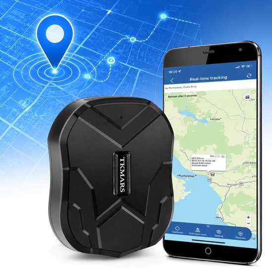 Zwarte TKMARS GPS tracker naast een smartphone die real-time tracking op een kaart toont.