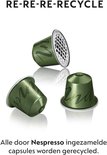 Drie groene Nespresso koffiecups, met tekst 'RE-RE-RE-RECYCLE'.