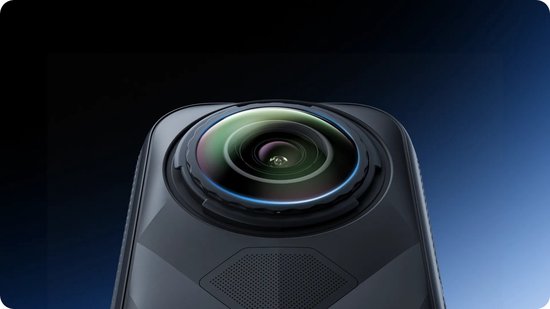 Gedetailleerde close-up van de Insta360 action camera lens met een blauwe gloed.