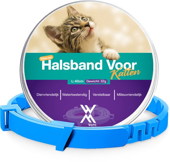Een blauwe verstelbare kattenband ligt naast een rond blikje met een kitten erop. De tekst op het blikje is "Nieuw Halsband Voor Kitten".