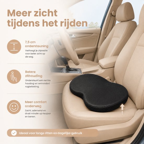 Zwart ergonomisch autostoelkussen op een beige autostoel, verhoogt de zithouding met 7,5 cm.