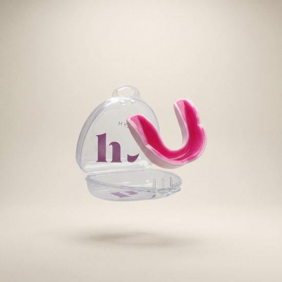 Roze en wit mondbeschermer zweeft boven een open, doorzichtige beschermhoes met het Hypest-logo.