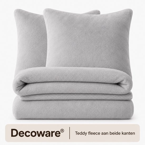 Grijze teddy fleece dekbedovertrek en twee kussens, opgevouwen. Merk: Decoware.