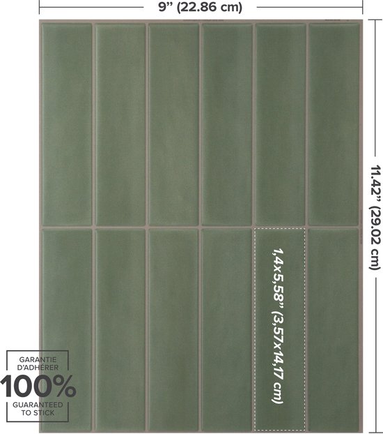 Dertien verticale, mosgroene tegels van 5,58x14,17 cm op een plaat van 29,02x22,86 cm.