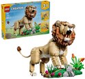 LEGO Creator 31386 verpakking met LEGO leeuw model, en afbeeldingen van leeuw met welpen en leeuwin bij water.