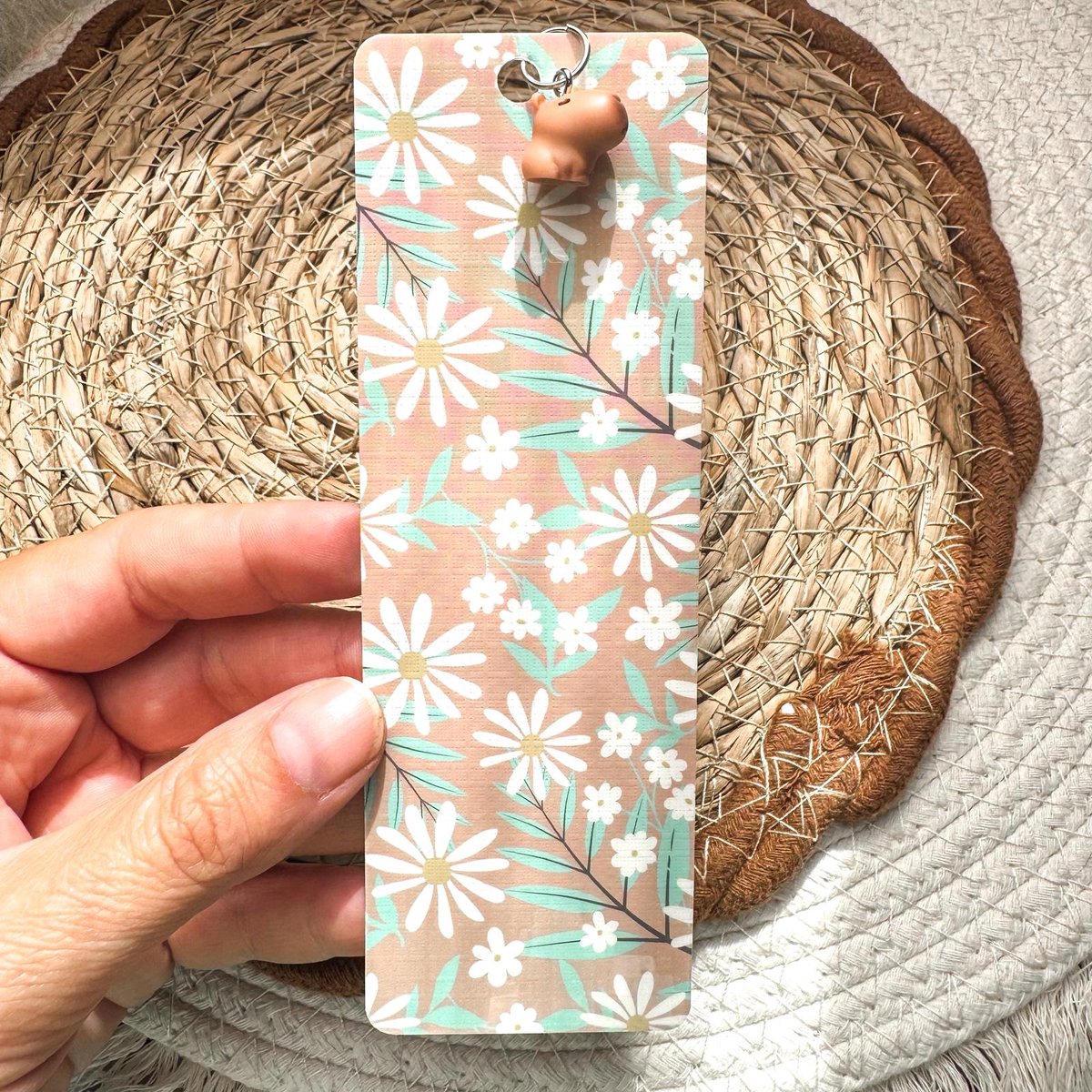 Nook & Note - Bloemen Boekenlegger met Capibara Bedeltje - Gelamineerd - Margriet Design - 5 x 15 cm