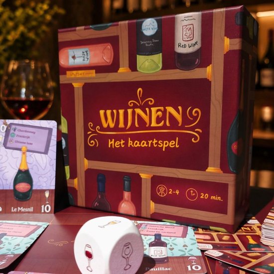 De speldoos 'WIJNEN - Het kaartspel' staat op een tafel met een glas witte wijn, kaarten, een dobbelsteen en het speelbord.