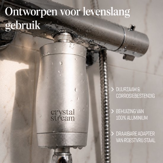 Zilverkleurige douchefilter met waterdruppels, bevestigd aan douchekraan.