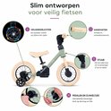 Schematische weergave van een lichtgroene loopfiets met creme banden, met details over veiligheidslichten, handvatten, stuur en pedalen.
