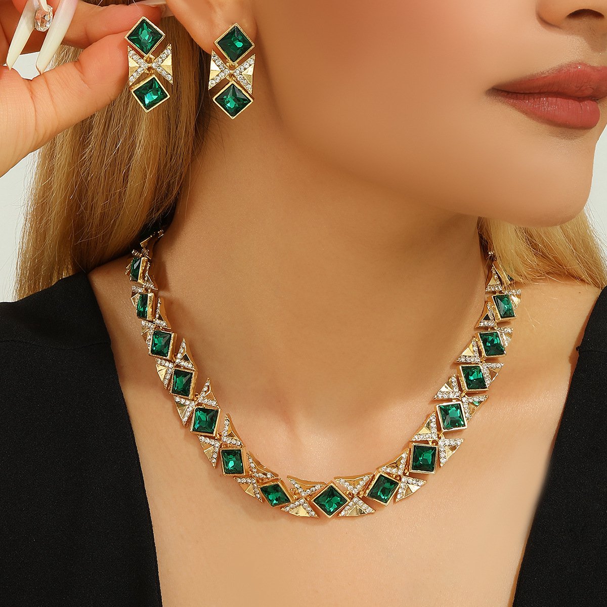 Sieradenset / Suikerklontje-vormige ketting en oorbellen met kleurvlakken / Volledig met diamanten en edelstenen bezette choker en oorbellen