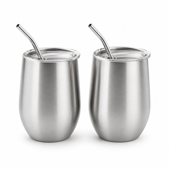 Twee zilverkleurige RVS drinkbekers met bijpassende rietjes, op een witte achtergrond.