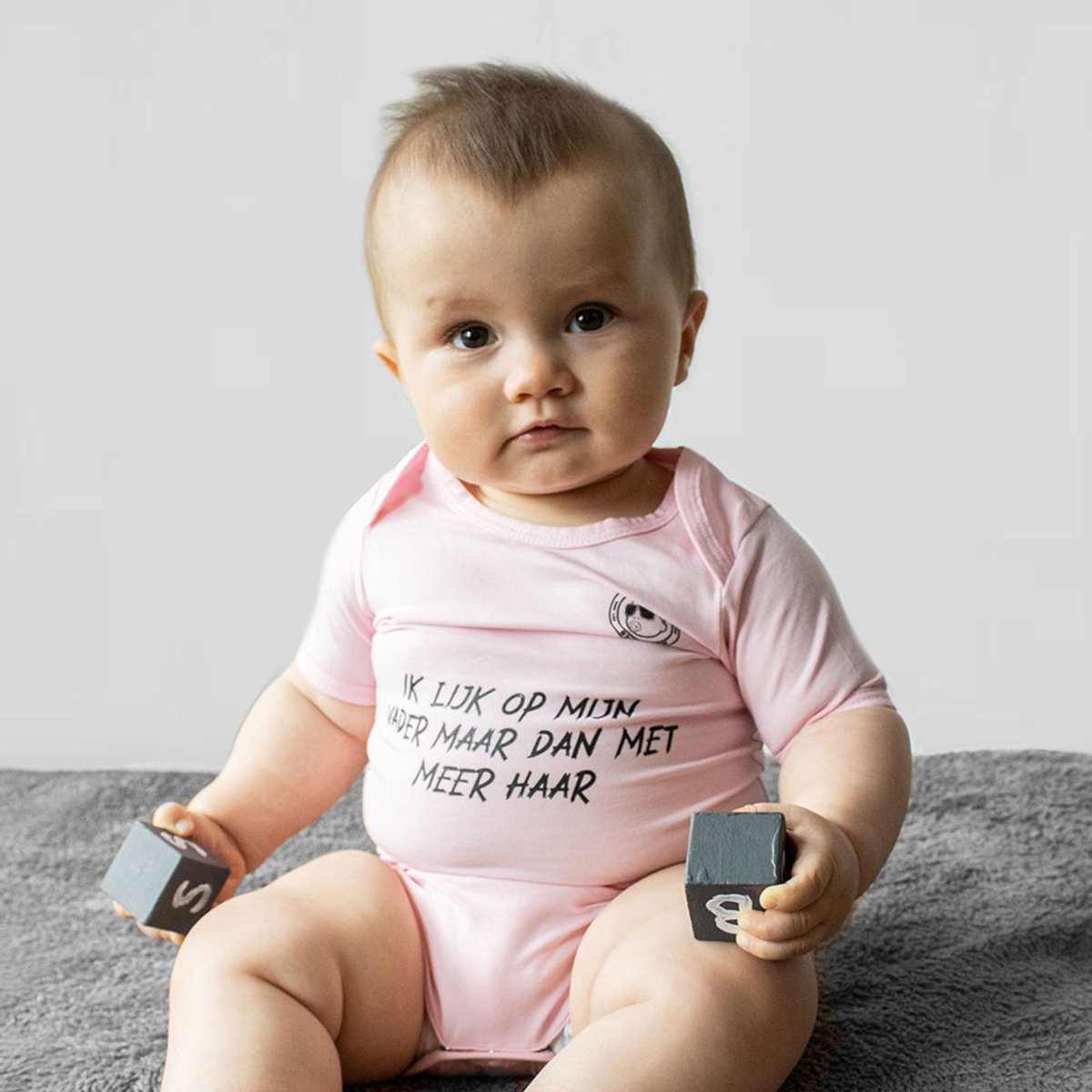 BadBabies Baby Romper – "Ik lijk op mijn vader maar met meer haar" – Grappig Kraamcadeau – 6-12 Maanden - Roze