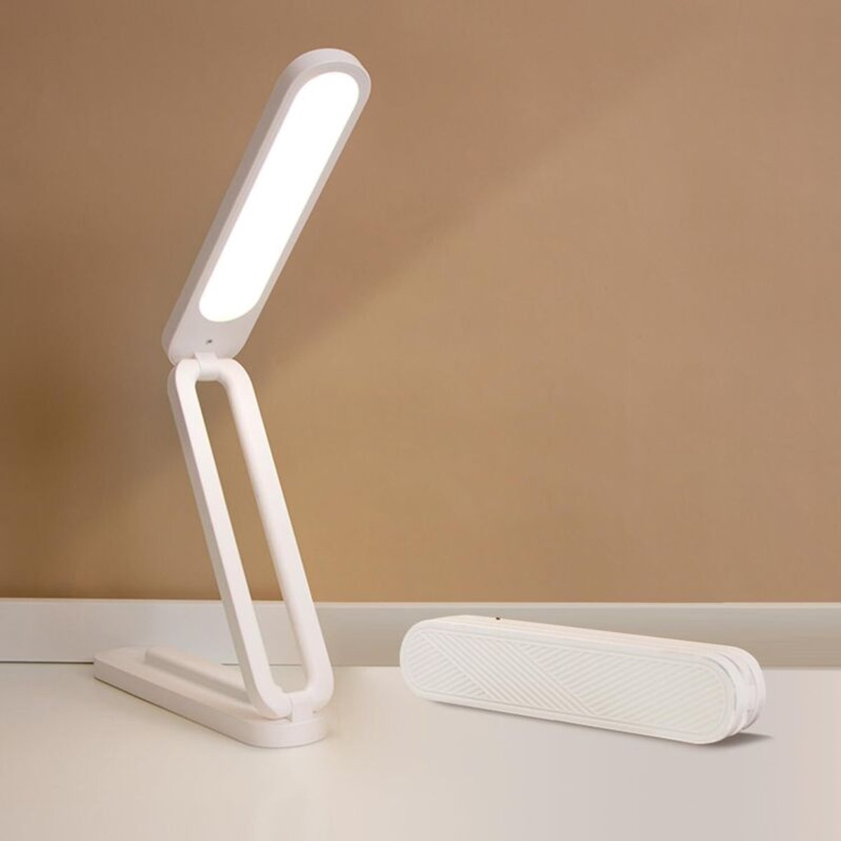 Opvouwbare LED-bureaulamp, ultradunne USB-oplaadbare bureaulamp, 2400mAh leeslamp, 3 kleurstanden en dimfunctie, compact en draagbaar, geschikt voor kantoorgebruik.