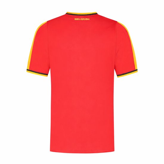 Achterkant van een rood voetbalshirt met gele en zwarte accenten op de mouwen en kraag. 'BELGIUM' in geel op de nek.