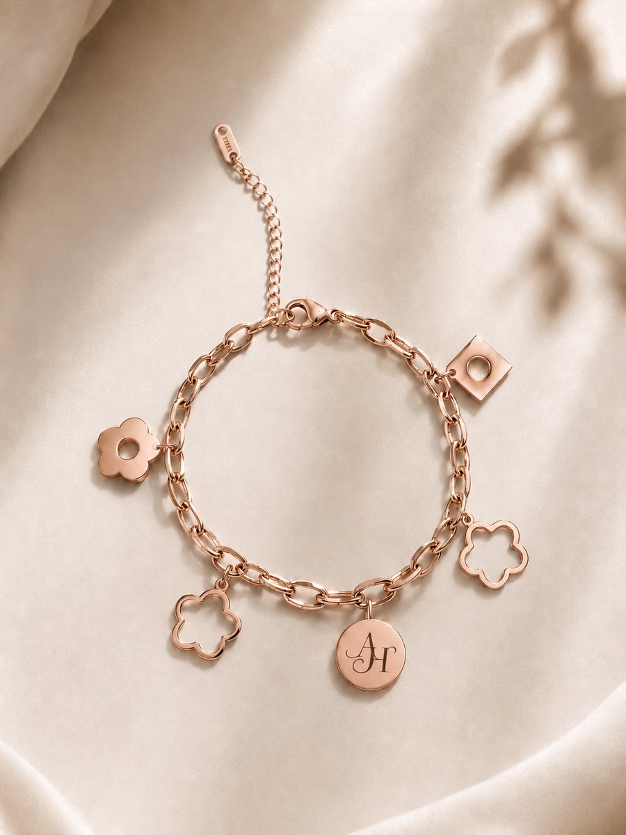 Armband Zoë Rosé goud gepersonaliseerd sieraad met naam of verweven initialen gegraveerd, leuk persoonlijk cadeau voor moeder, vrouw of vriendin.