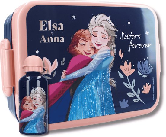 Boîte à lunch rose avec une image d'Elsa et Anna se serrant dans les bras, avec des fleurs et le texte 'Sisters forever'. Une petite bouteille bleu marine se trouve à côté.