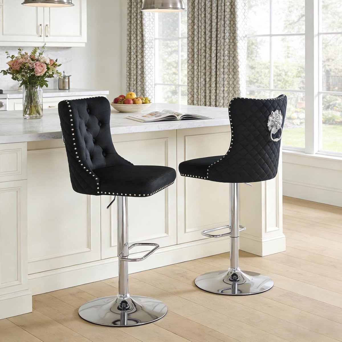 Barkruk Set van 2 Verstelbaar 40 x 46 x 118 cm – Luxe Fluwelen Barstoelen 360° Draaibaar met Rugleuning, Leeuwenkop Ring en Nieten – Zwarte Keukenkrukken met Voetensteun – Urbanhome