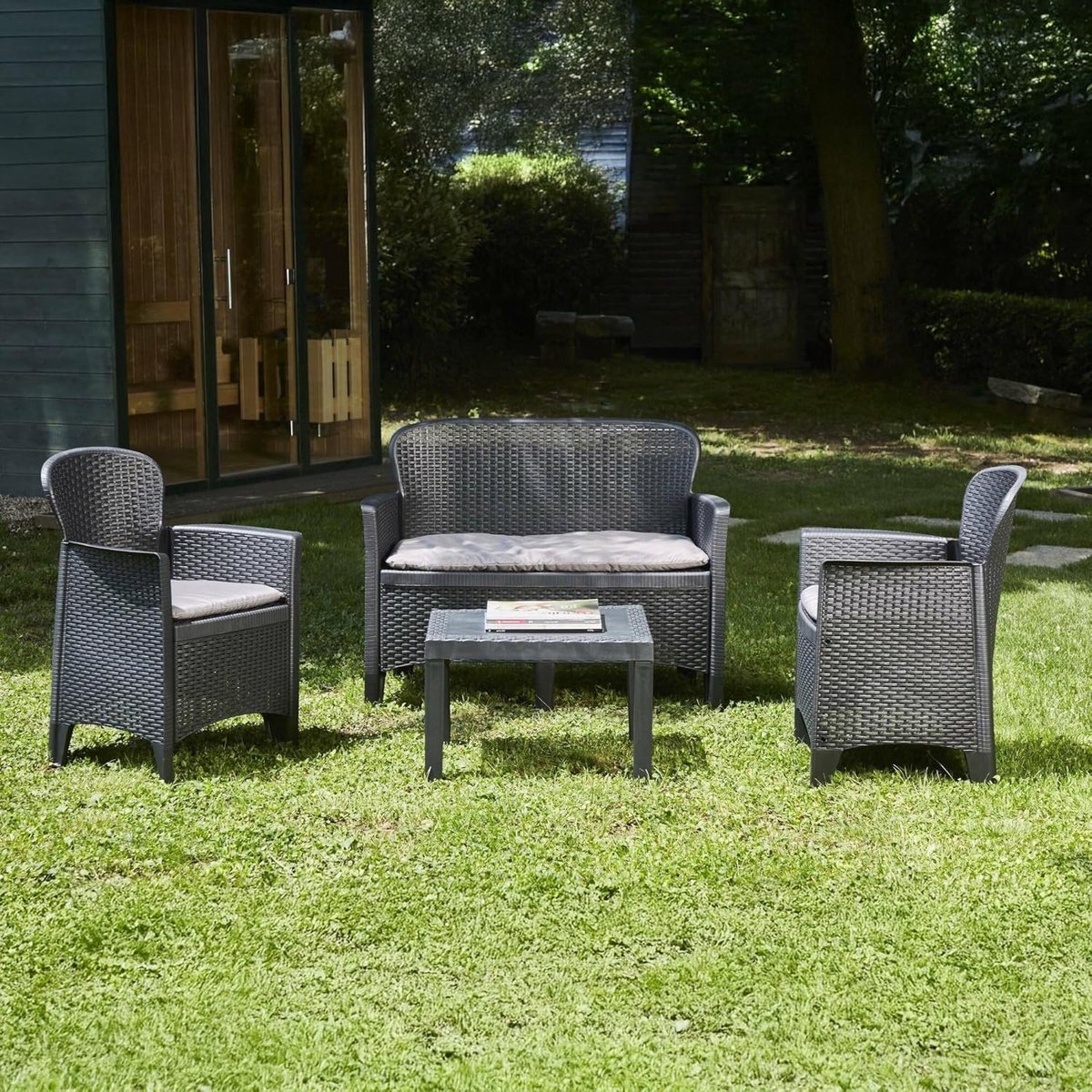 Ostuni Luxe Rattan Tuinset 3-delig met 2 Stoelen, 1 2-zits Bank en Salontafel met Kussens – Weerbestendig Polypropyleen – Antraciet