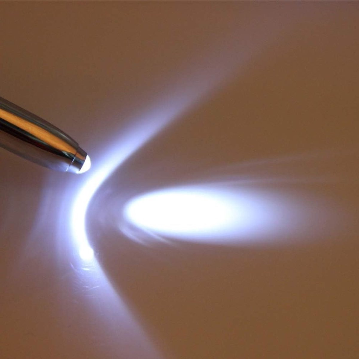 Multifunctionele 3-in-1 Pen met Stylus en LED Licht - Balpen met Navulling en Batterijen voor Nachtelijk Schrijven (Wit, 1 Stuk)