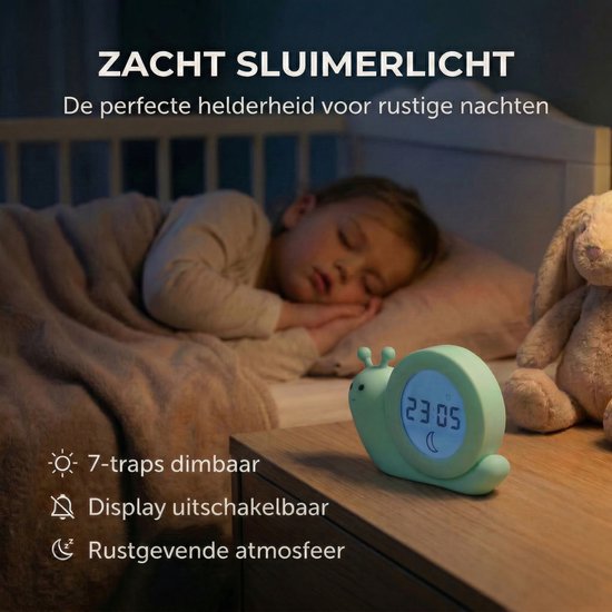 Mintgroene slak slaaptrainer met nachtlampje naast slapend kind. "7-traps dimbaar" en "Display uitschakelbaar".