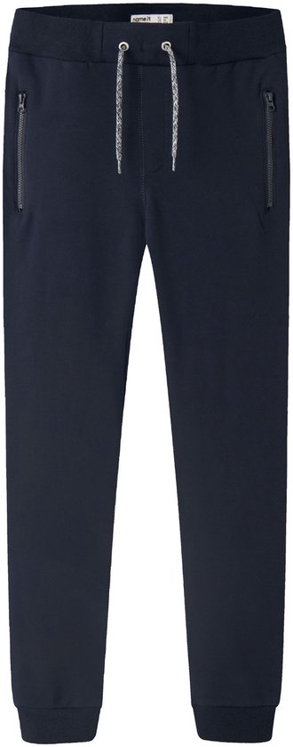 Donkerblauwe joggingbroek met trekkoord, ritssluitingen op de zakken en elastische boorden.