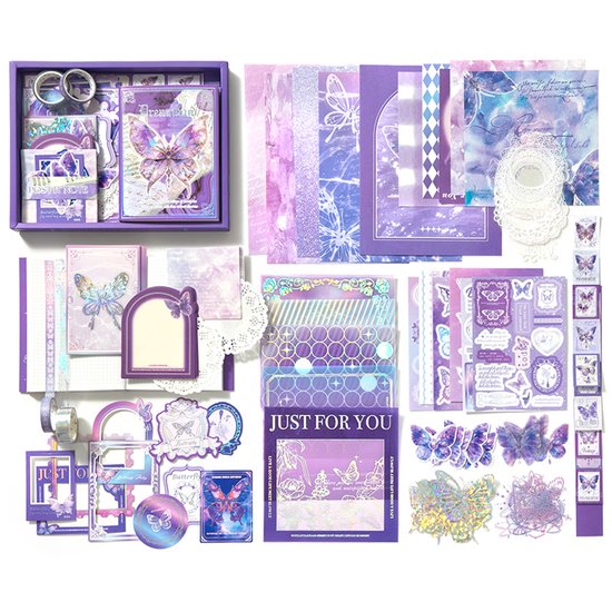Un ensemble de fournitures d'art violettes comprenant du washi tape, des autocollants, du papier décoratif et un bullet journal.