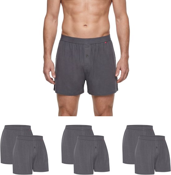Model staat frontaal, draagt donkergrijs boxershorts. Meerdere boxershorts in grijs worden getoond.