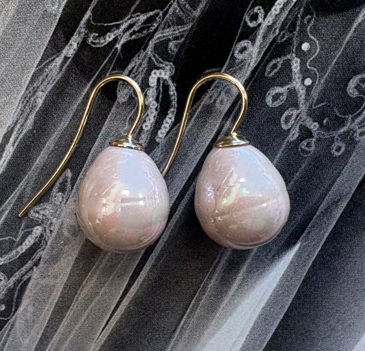 Oorbellen parels klassiek barok roze/goud