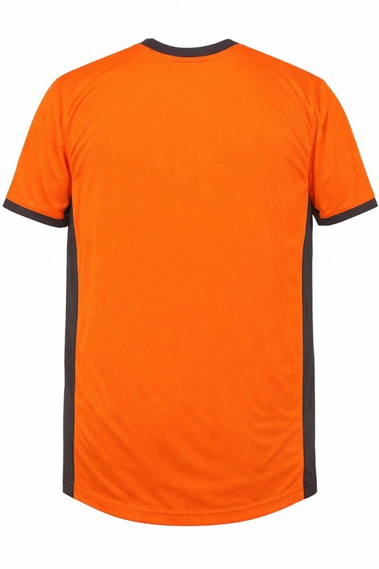 Achterkant oranje shirt met donkerblauwe zijkanten en donkerblauwe bies aan de kraag en mouwen.