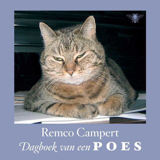 Grijze tabby kat met groene ogen, rustend op papieren. 'Remco Campert Dagboek van een Poes' staat onderaan.