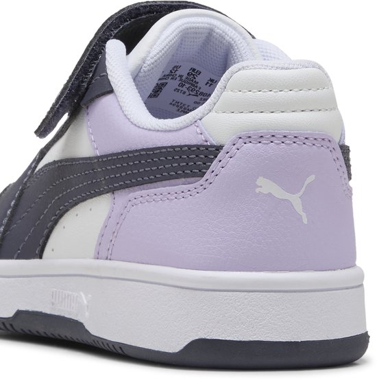 Detail van de achterkant van de PUMA Rebound Slam Lo in lavendel en wit met wit Puma-logo op de hiel.