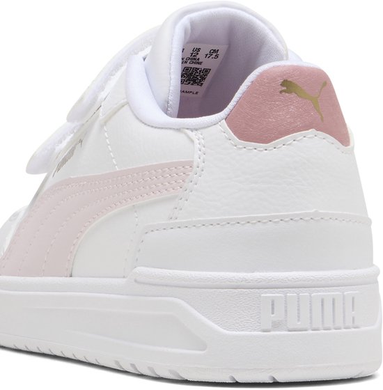 Achterkant van een witte Puma sneaker met roze en gouden details, inclusief logo en klittenband.