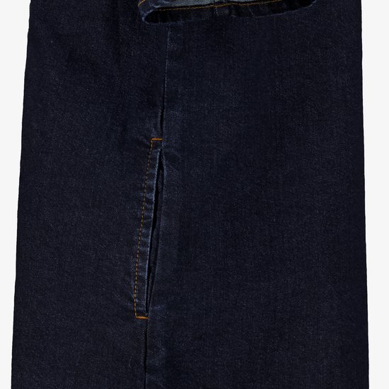 Detail van een donkerblauwe spijkerjurk met een zijnaad en een insteekzak.