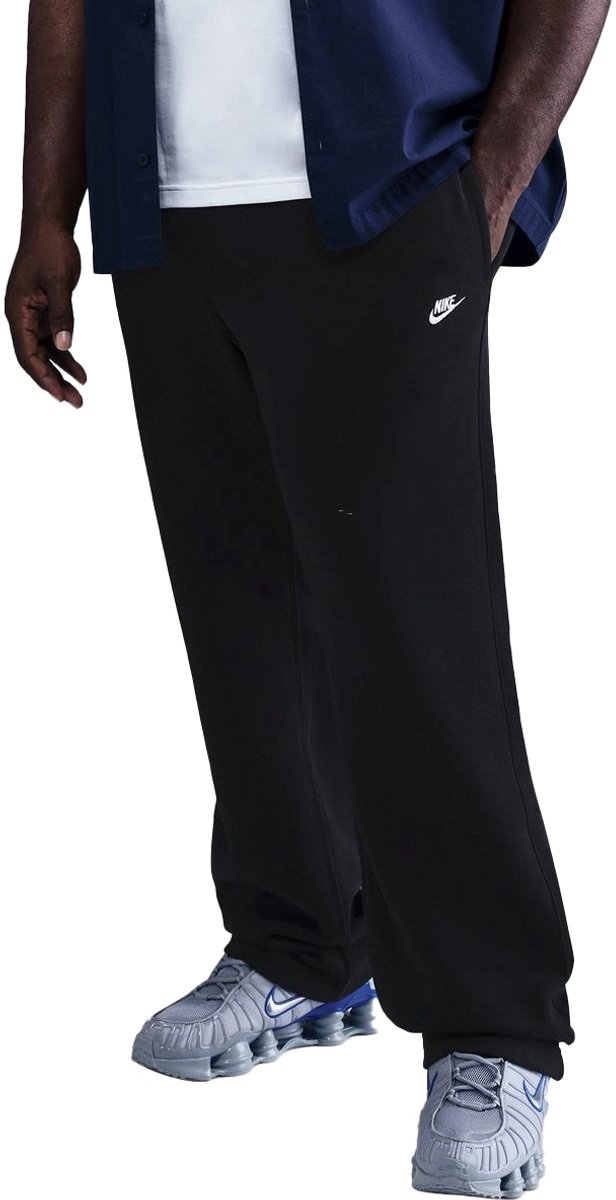 Nike club open-hem fleece broek in de kleur . Zwart