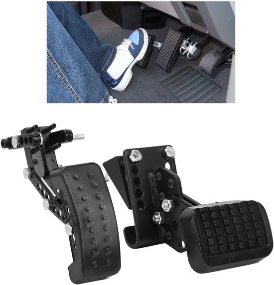Rallonges noires et métalliques pour pédales d'accélérateur et de frein, montrées avec un pied dans une chaussure blanche et bleue actionnant une pédale.