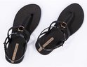 Zwarte Ipanema slippers met bandjes en gouden ringen, met subtiel patroon.