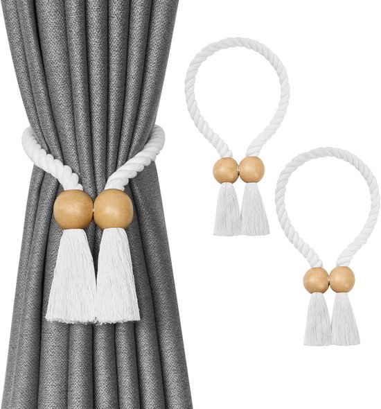 Deux attaches de rideaux blanches avec corde, perles en bois et pompons blancs, à côté d'un rideau gris.