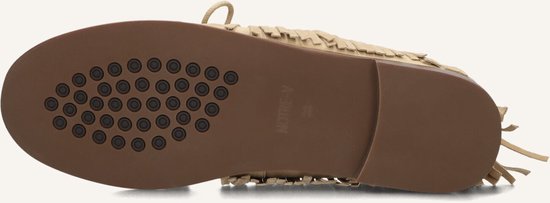 Zool van beige instappers met franjes en merknaam 'Notre-V'.