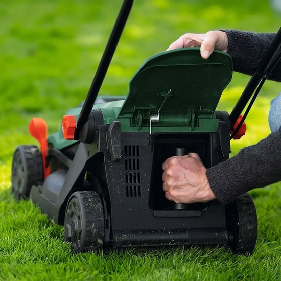 Groene Bosch grasmaaier met zwarte wielen, een persoon plaatst een onderdeel.