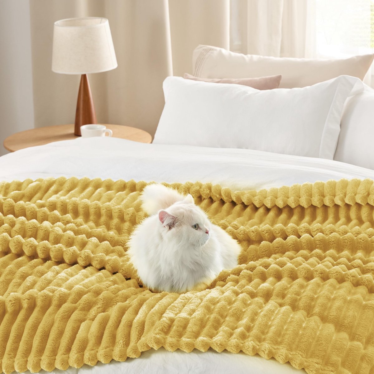 Dailygoods - Behaaglijke deken - Fleecedeken - Zacht en warm - Geel - Comfortabele sprei - Perfect voor bed en bank - 150 x 200 cm