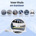 Een witte CAT6 UTP kabel aangesloten op een server. Geschikt voor computers, printers, consoles, telefoons, servers en routers.