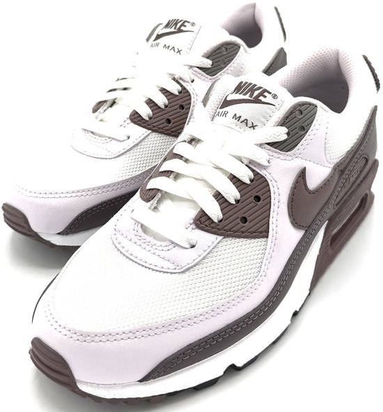 Nike Air Max 90 sneakers in wit met bruine accenten.