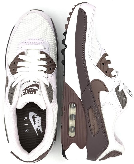 Boven- en zijaanzicht van Nike Air Max 90 sneakers in wit en bruin.