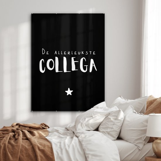 ® Glasschilderij 90x120 cm - Schilderij acrylglas - Spreuken - De allerleukste collega - Quotes - Collega - Foto op glas - Muurdecoratie woonkamer - Wanddecoratie slaapkamer - Schilderijen