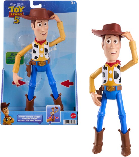 Figurine Woody de Toy Story avec chapeau de cowboy marron, chemise jaune, gilet blanc à taches noires, pantalon bleu et bottes marron. Il tient son chapeau.