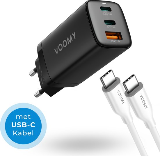 Zwarte 65W GaN-oplader met 2 USB-C en 1 USB-A poort, met twee witte USB-C kabels en een "met USB-C kabel"-sticker.