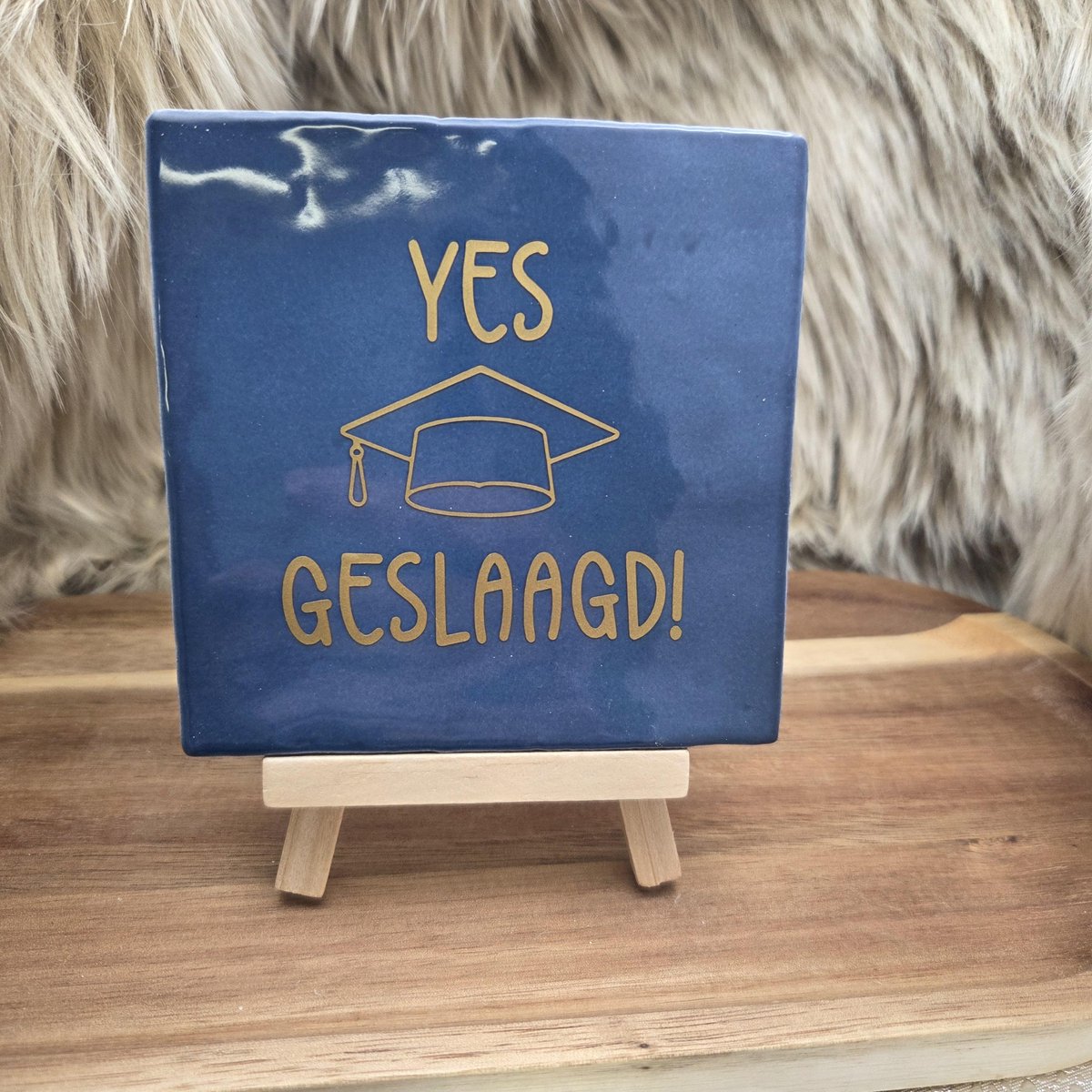 CreaCraft Robuust Wenstegeltje Yes Geslaagd! – Cadeau voor Geslaagde – Decoratief Aandenken – Wenstegeltje – Trendy nu – Decoratief Tegeltje met Standaard – Cadeau Idee Donkerblauw/Goud