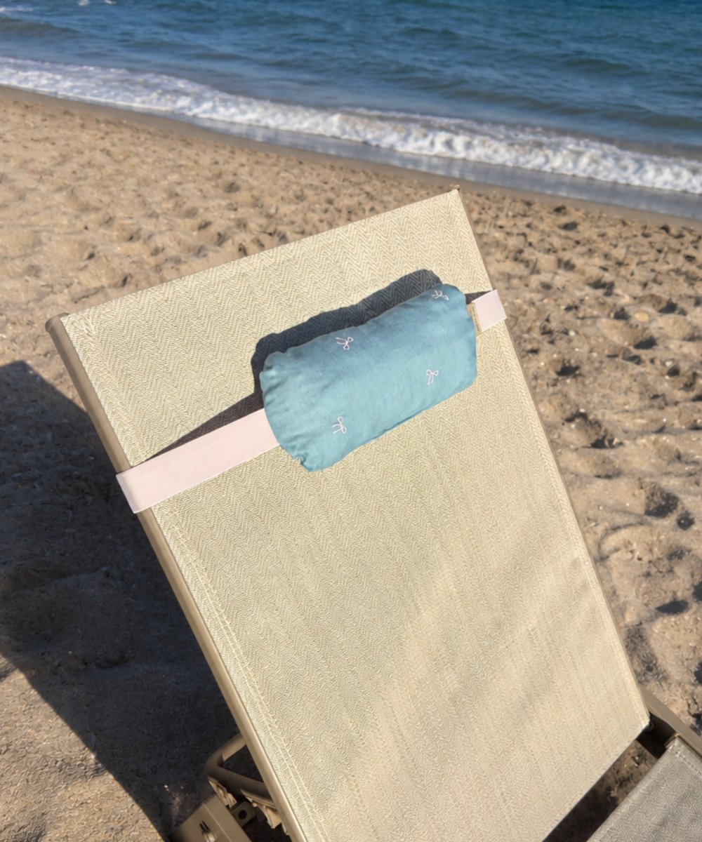 Beachcloud Malibu Strand Handdoek elastiek met Katoenen Kussen – Voor Strandbed & Ligbed – Denim Lichtblauw met Roze strikjes en roze Handdoekelastiek